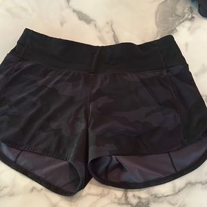 Like new Black and Navy Camo Lululemon Speed Up shorts Sz 8